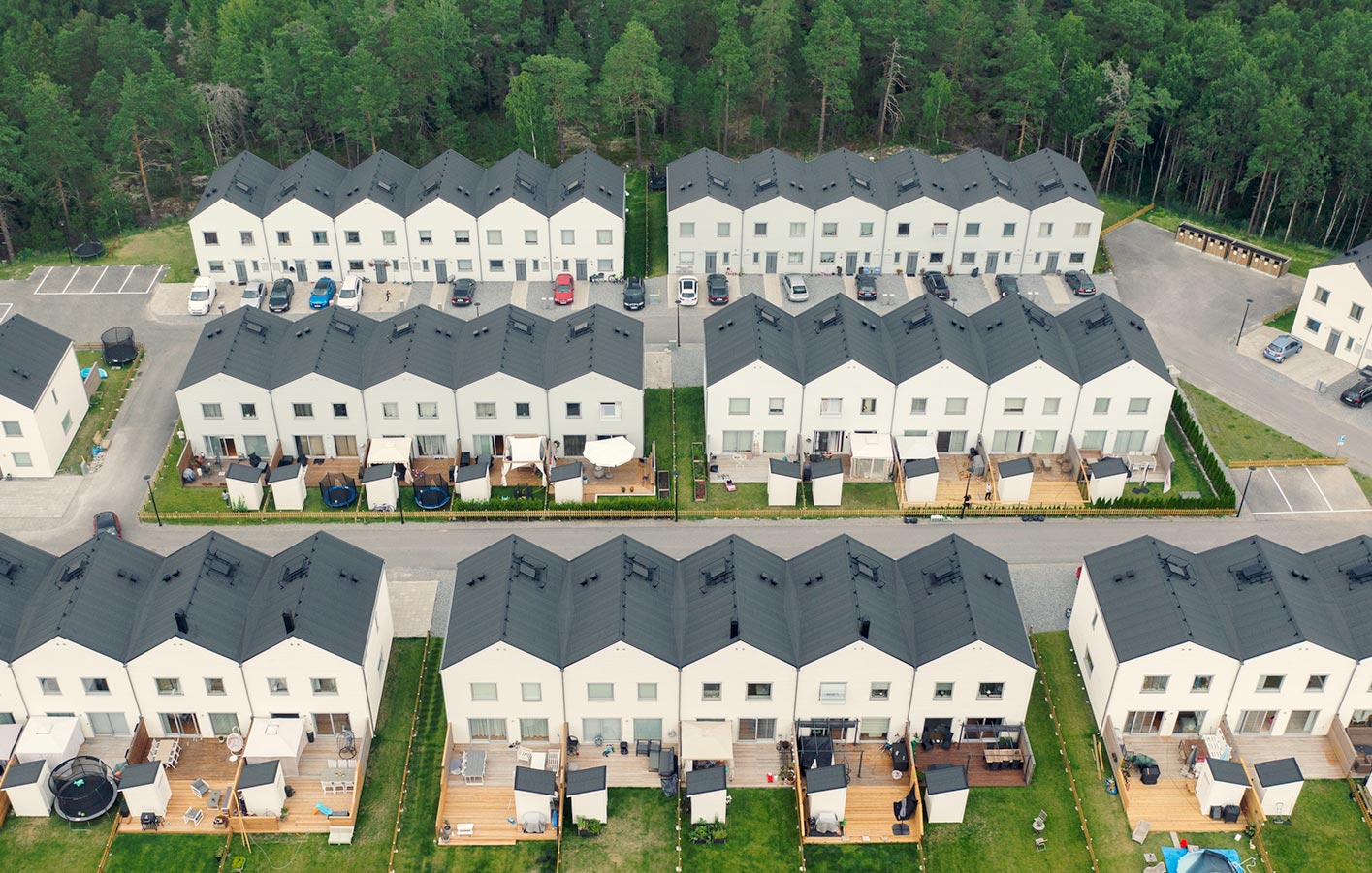 Reihenhäuser - Sichtschutz und Grundstücksabgrenzung moderne Reihenhaussiedlung von oben