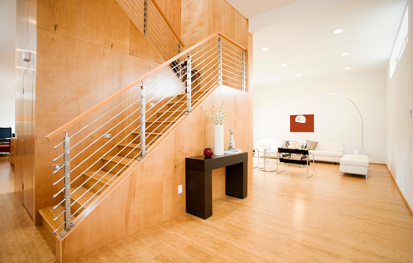 Treppe und Boden gleich - Harmonie im Raum durch einheitliche und ästhetisch ansprechende Optiken heller Raum mit viel Holz - Treppe und Boden gleiches Holz
