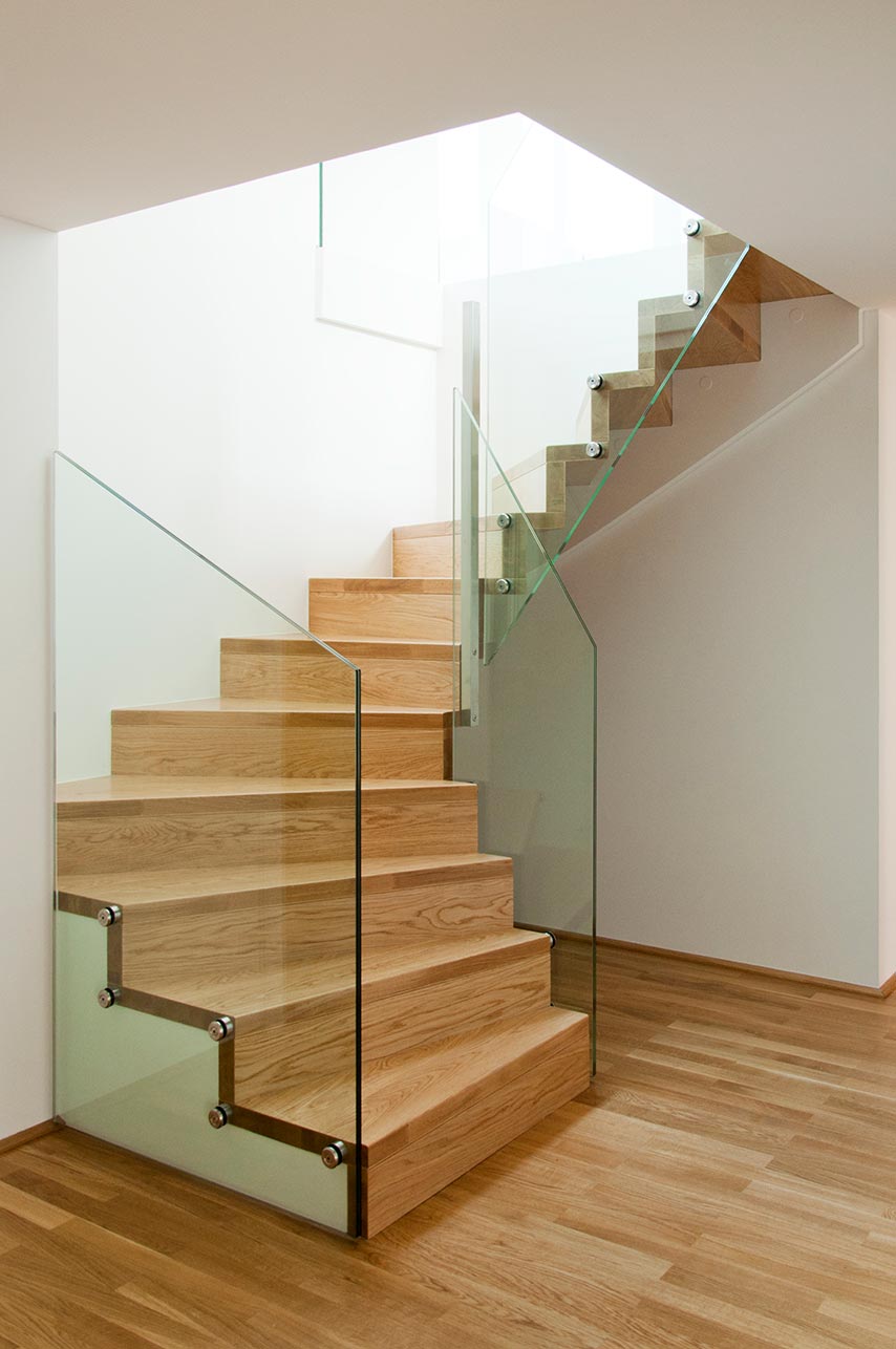 Treppe und Boden gleich - Eine einheitliche und ästhetisch ansprechende Gesamtwirkung erzielen geschwungene Treppe - mit Bodenbelag der auch auf der Trepper verlegt wurde