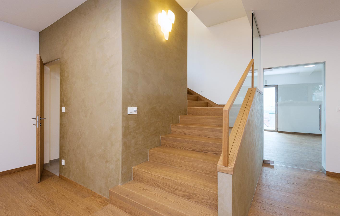 Harmonie im Raum - Treppe und Boden im gleichen Bodenbelag Blick in Raum mit Bodenbelag der auch auf der Trepper verlegt wurde