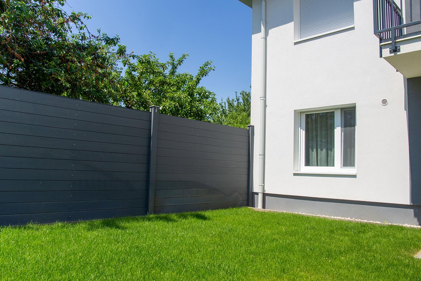 Holzzaun, Holzsichtschutz oder WPC Sichtschutz für meinen Garten Nahaufnahme Anthrazit-Sichtschutz im Garten