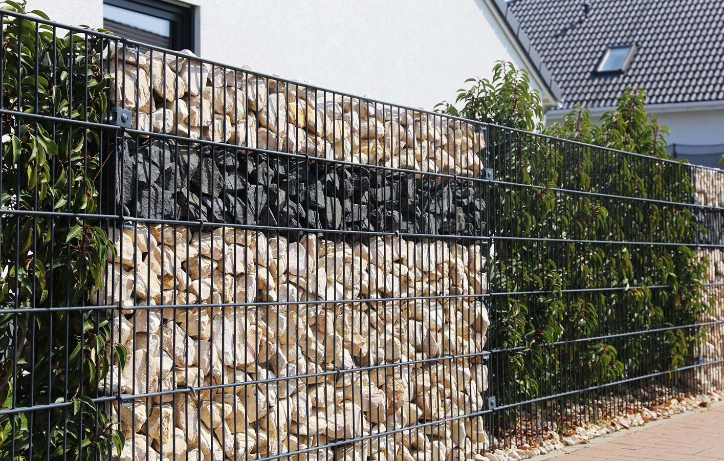 Welcher Zaun ist der richtige für Ihren Garten? Darf es ein Gambionen-Zaun sein Moderner Metallzaun mit Gambionen