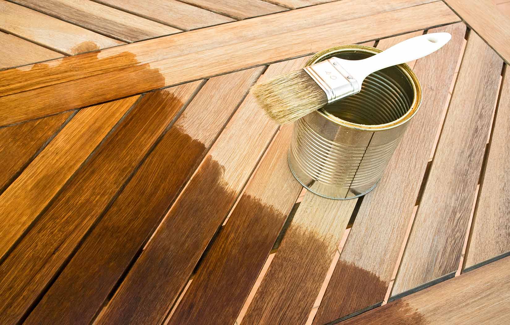 Holzanstriche - Werterhalt von Holz – nachhaltig und ressourcenschonend Holzterrasse halb neu mit Lasur behandelt