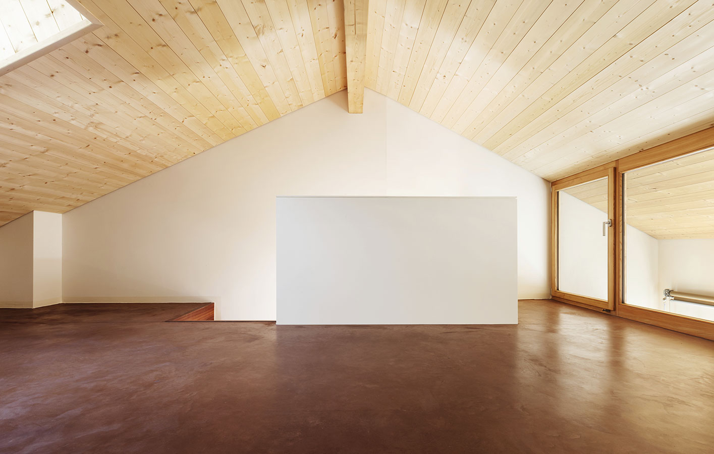 Wandverkleidung aus Fichtenholz – Natürliches Wohnen mit Holz Ein ausgebauter Dachboden mit einer mit Fichtenholz verkleideten Decke