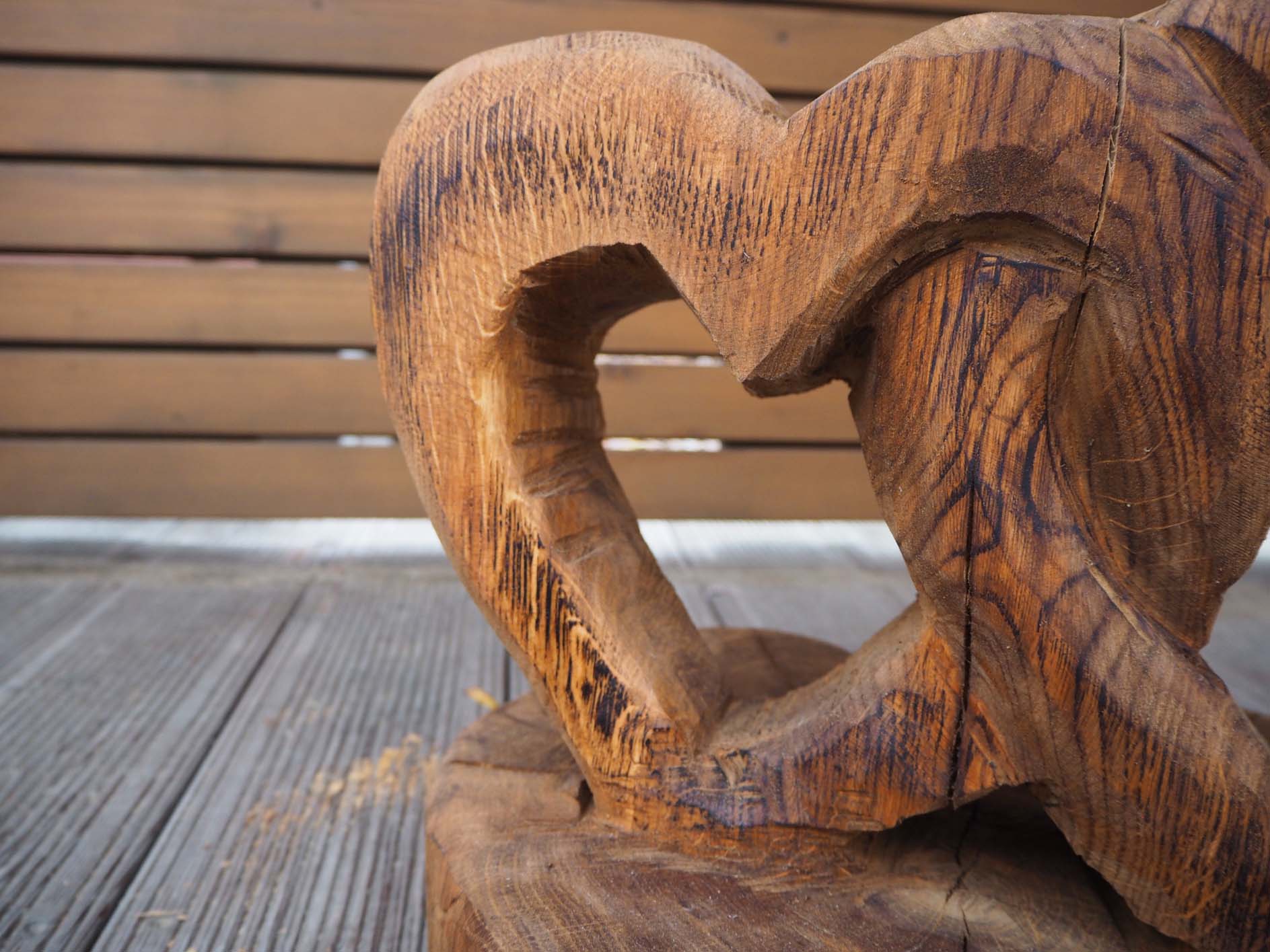 Nahaufnahme - Doppelherz aus Holz - Kettensägenkunst bei Holzwerk Haidt kaufen