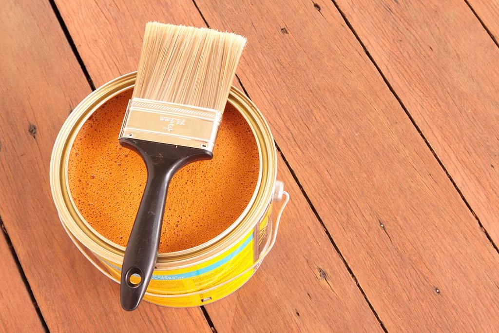 Farbe und Lacke für Holz- und Bodendielen