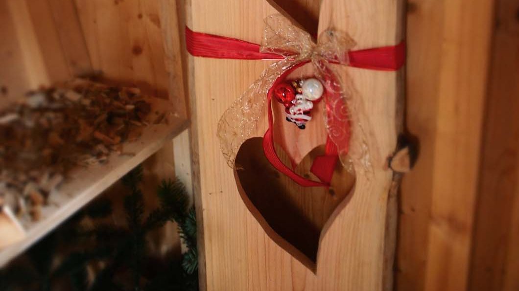 Holzbrettaufsteller mit Herzmotiv bei Holzwerk Haidt kaufen