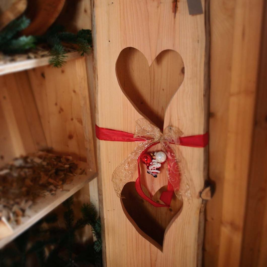 Holzbrettaufsteller mit Herzmotiv bei Holzwerk Haidt kaufen